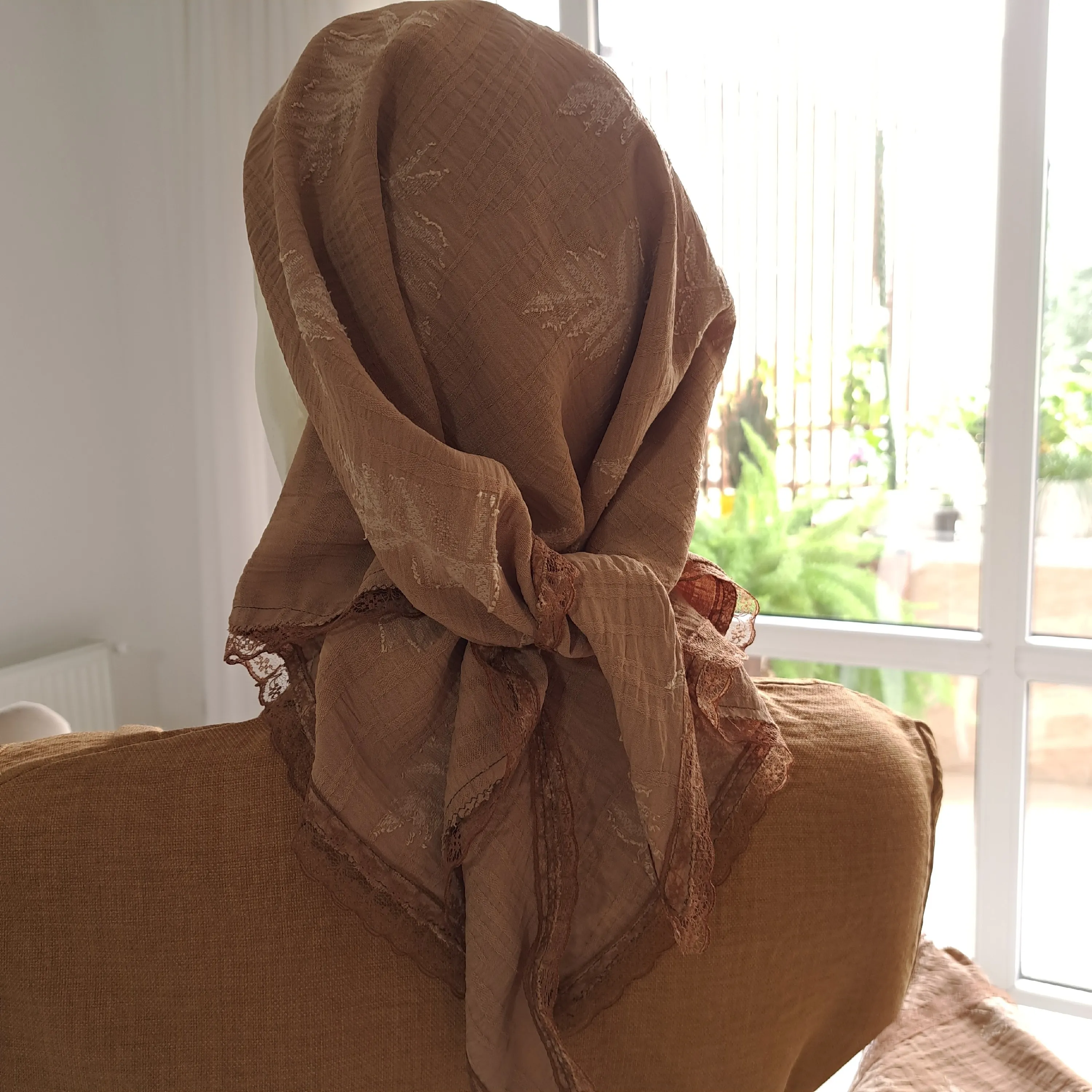 مینی اسکارف سه گوش نخی طرح کاج ابعاد 120 در 80 رنگ نسکافه ای مشکی طوسی سفید