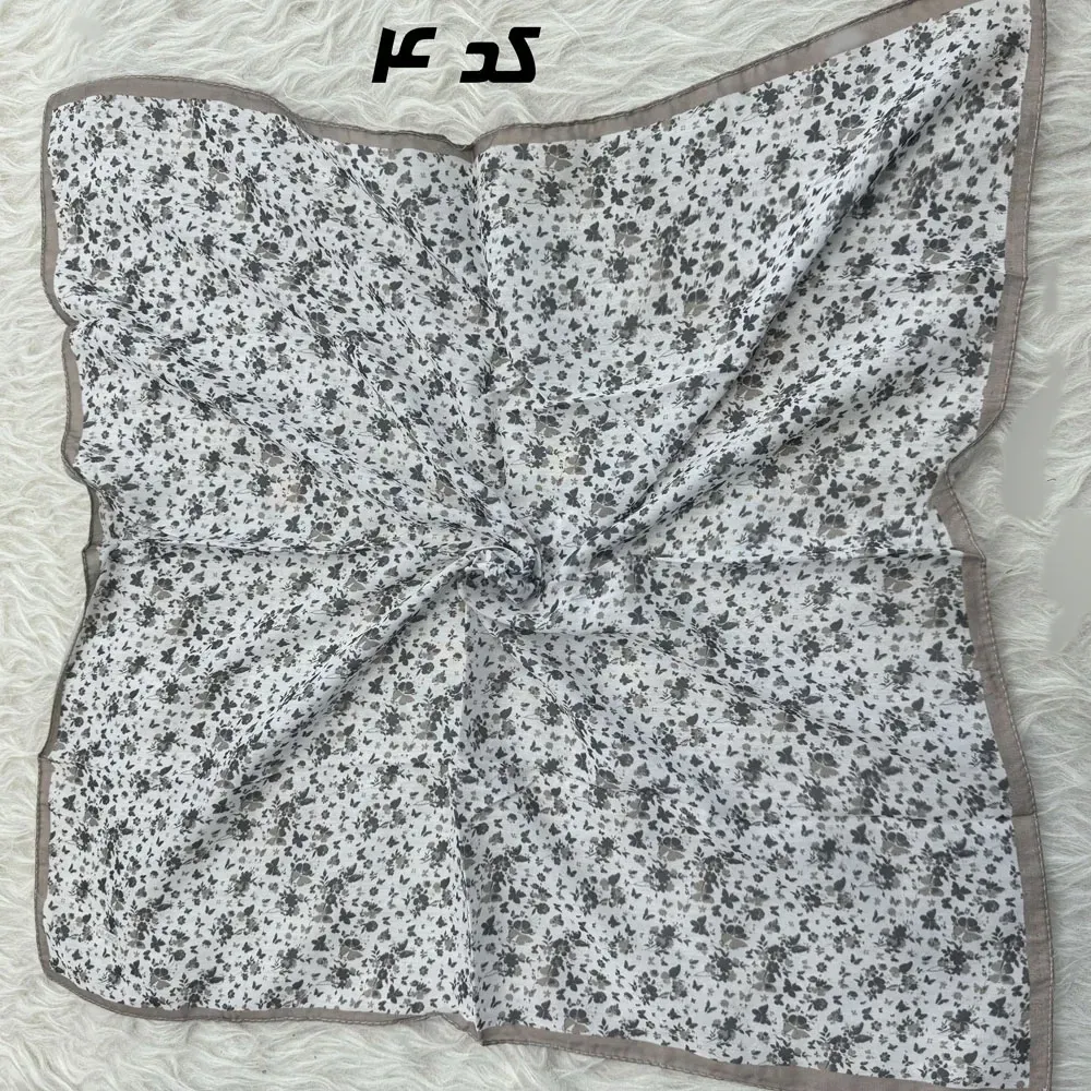 مینی اسکارف نخی نسکافه ای طرح دار قواره 65 در 65 سانتی متر