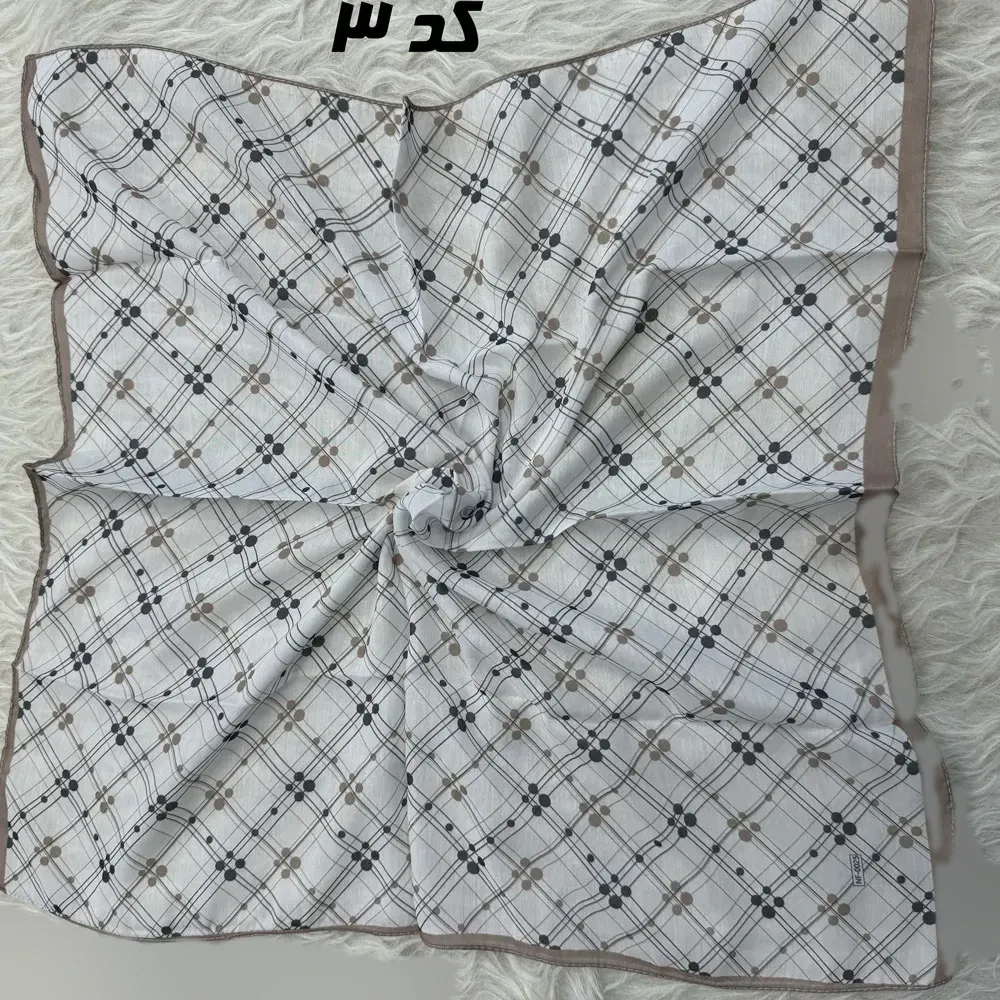 مینی اسکارف نخی نسکافه ای طرح دار قواره 65 در 65 سانتی متر