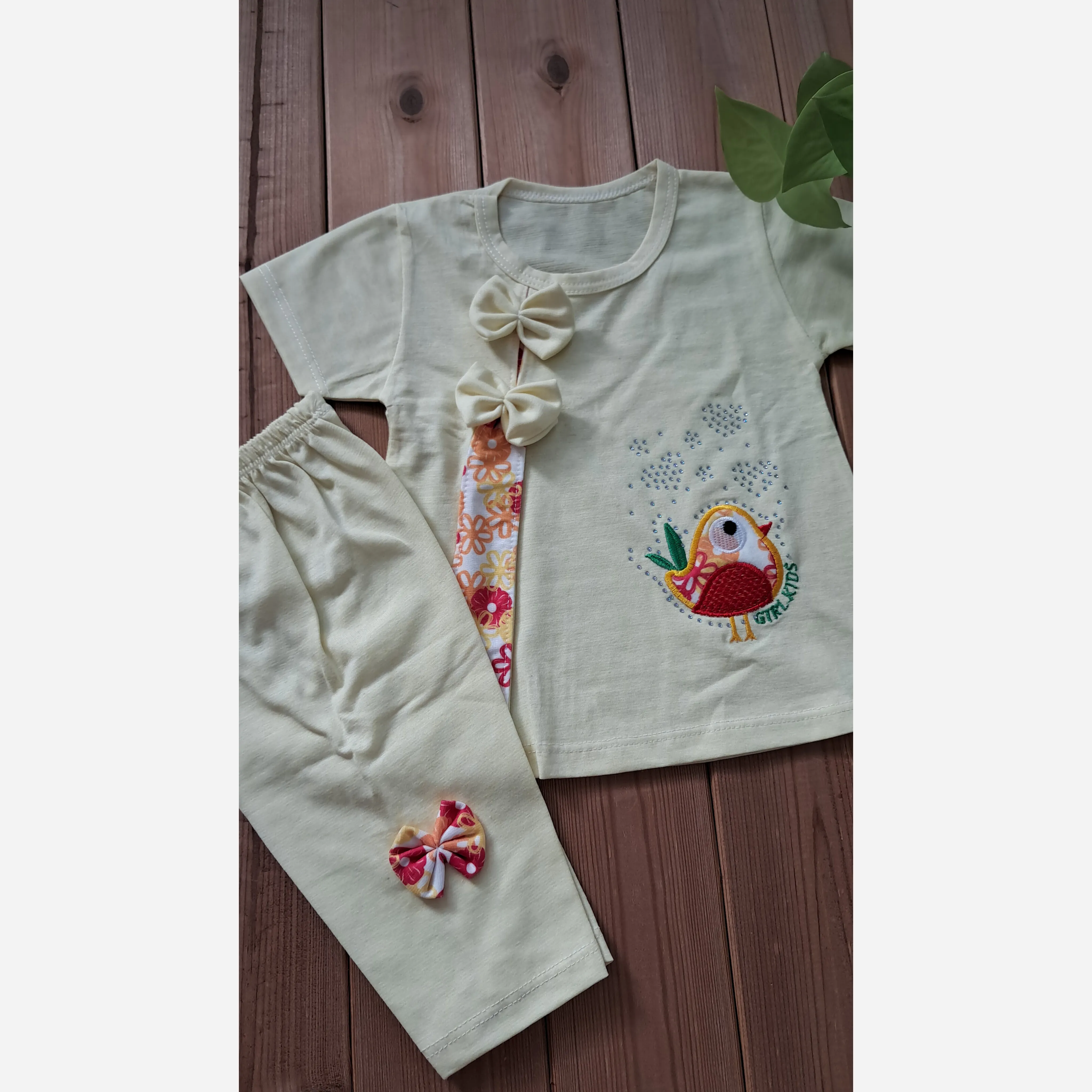 ست اقتصادی تیشرت و شلوارک ملانژ دخترانه مدل جوجه سایز 35 و 40